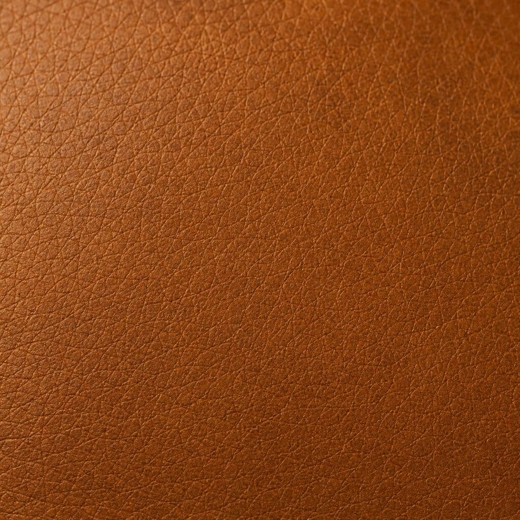 Cuero bovino base GF Group — granulado uniforme, color cognac medio, ideal para billeteras y libretas corporativas