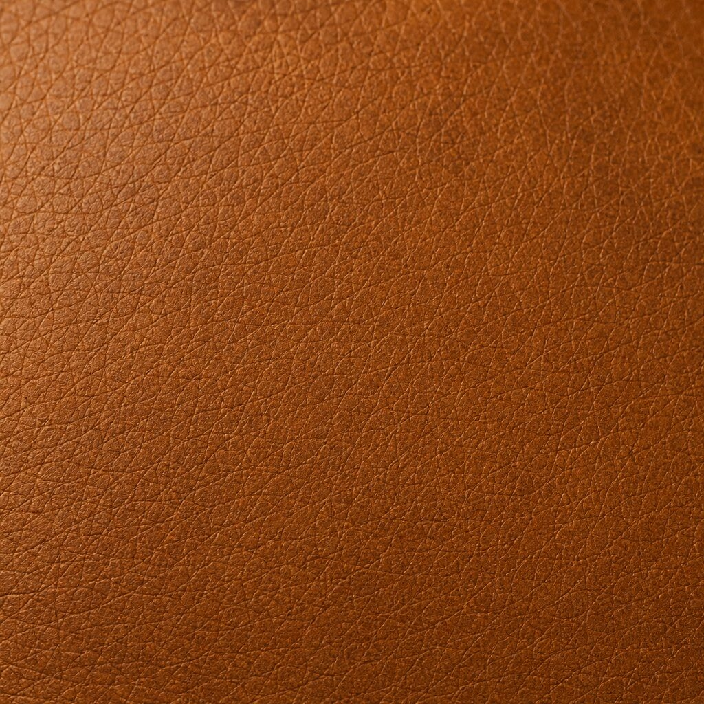 Cuero bovino base GF Group — granulado uniforme, color cognac medio, ideal para billeteras y libretas corporativas