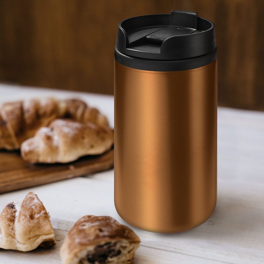 Vaso térmico de acero en acabado cobre sobre una mesa de madera